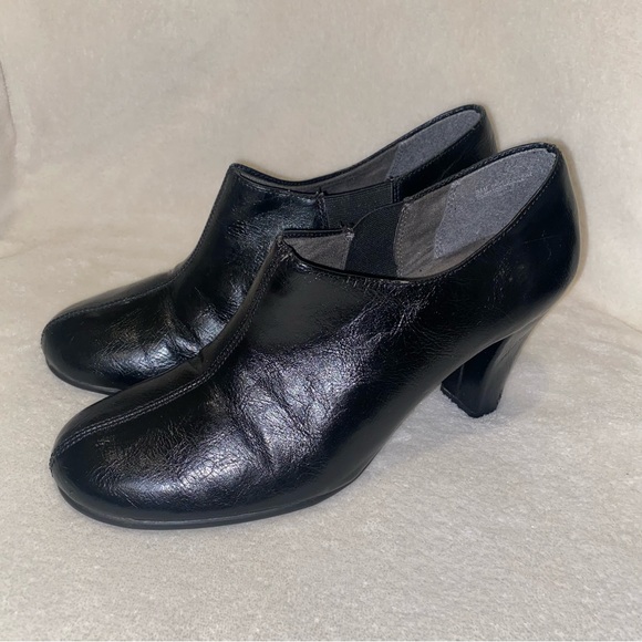 Vintage Black Leather Style Heeled Boots - Picture 3 of 7